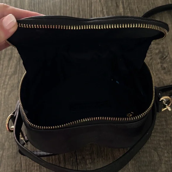 Heart-Shaped Pink and Black Designer Bag - Picture 3 of 3